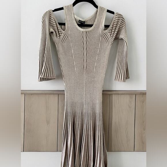 Express dress - Picture 2 of 8